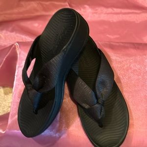 Sketchers Arch Fit black Brand New ribbon thong top